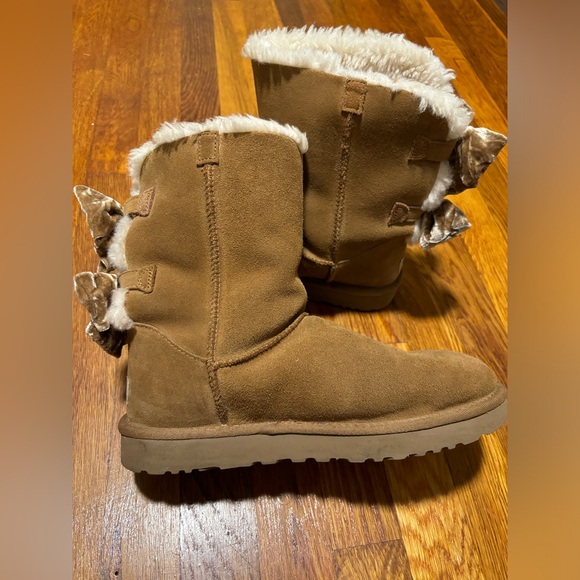 Like New! Woman’s Ugg Boots with Velvet Bows - Picture 4 of 7